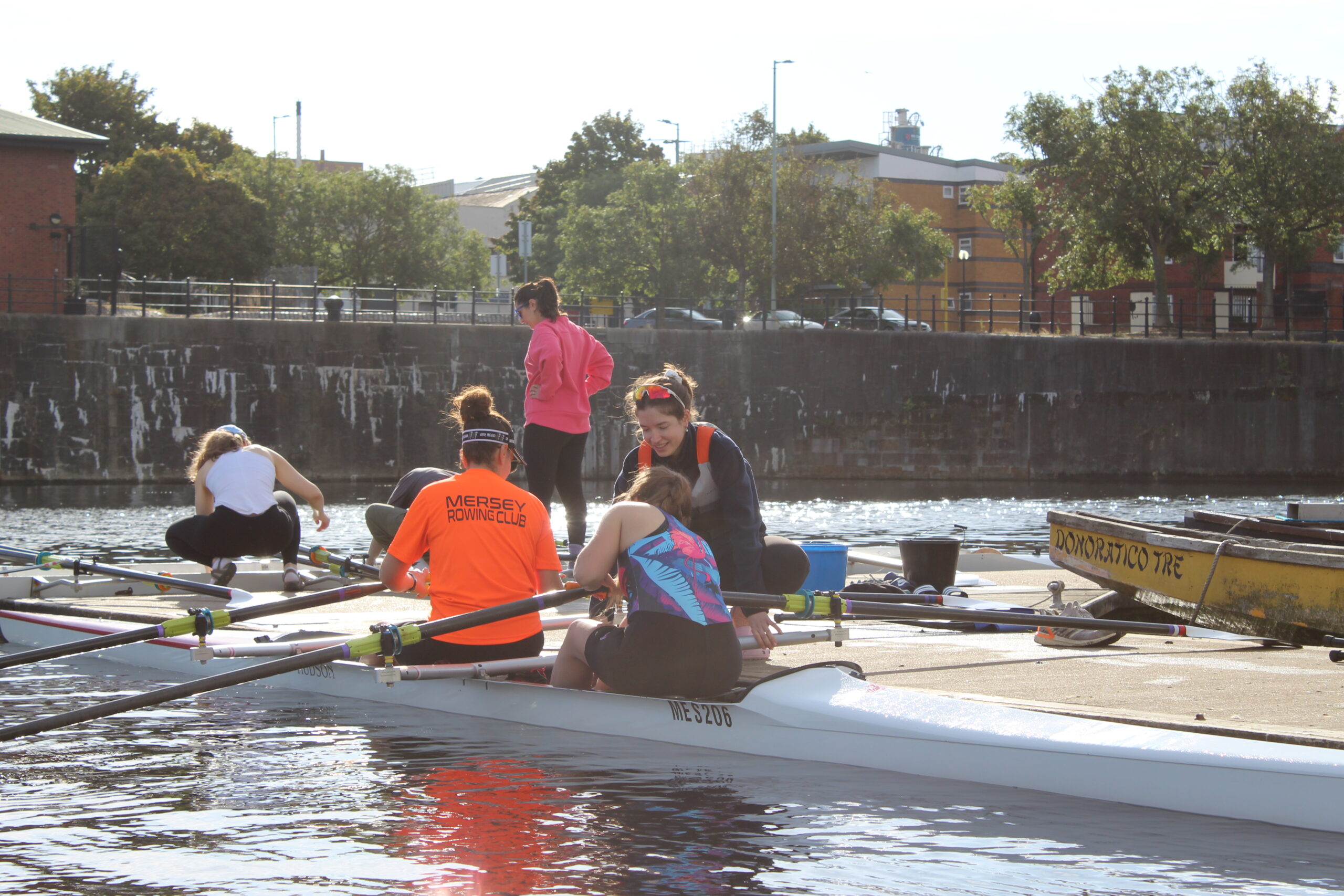 rowing in liverpool - rowers at pontoon